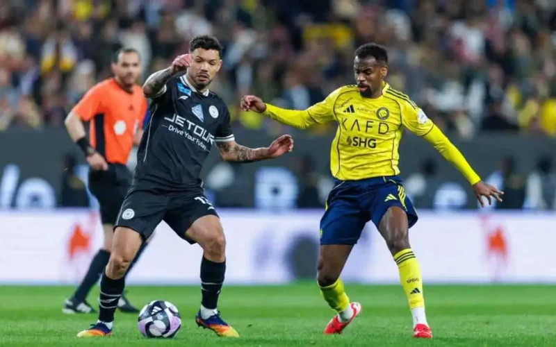 حسم الجدل.. خبير تحكيمي يفصل واقعة طرد لاعب الشباب أمام النصر